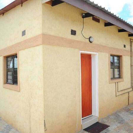 Pillacol Guest House Виктория Фолс Екстериор снимка
