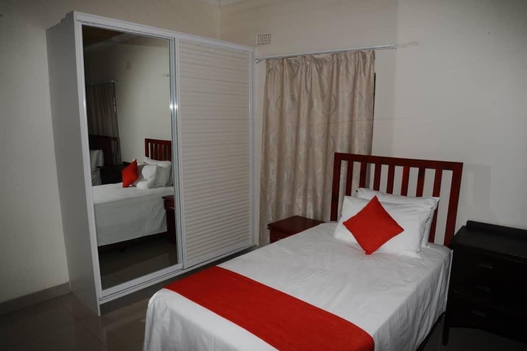 Pillacol Guest House Виктория Фолс Екстериор снимка