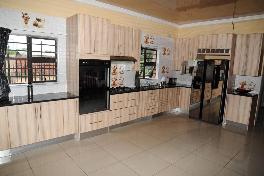 Pillacol Guest House Виктория Фолс Екстериор снимка