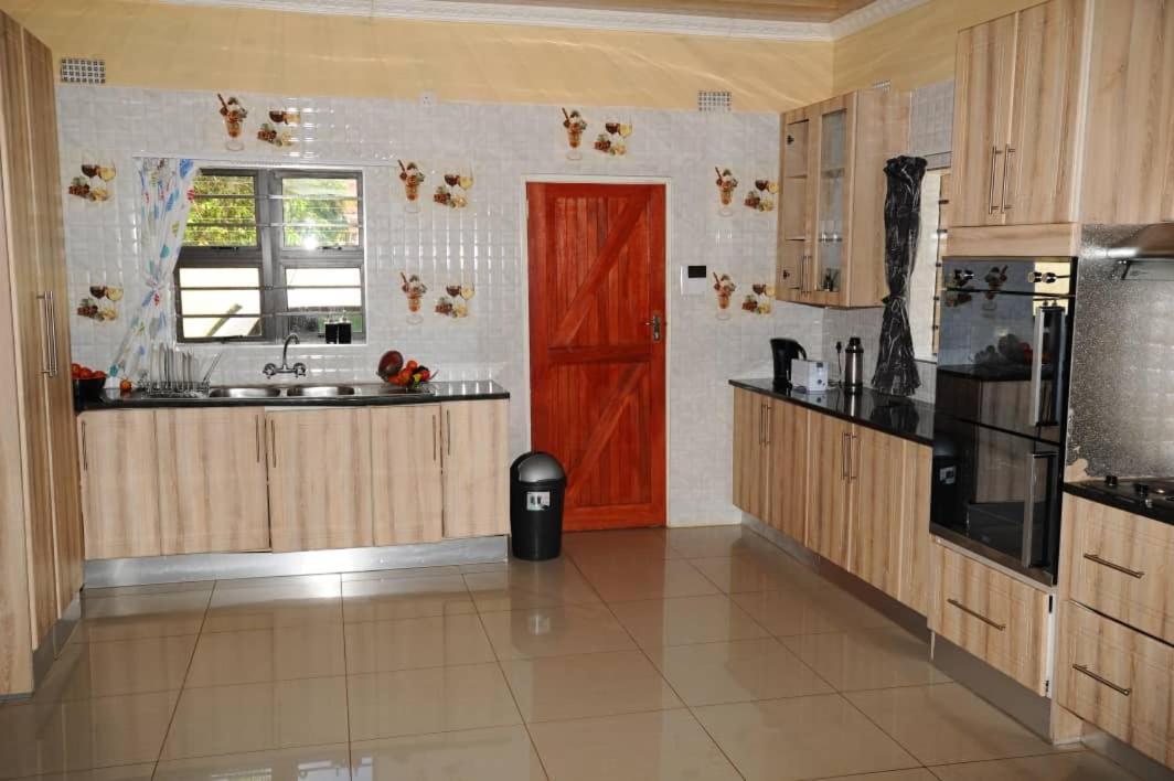 Pillacol Guest House Виктория Фолс Екстериор снимка